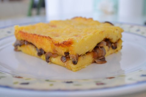 Pečena polenta s sirom in šampinjoni