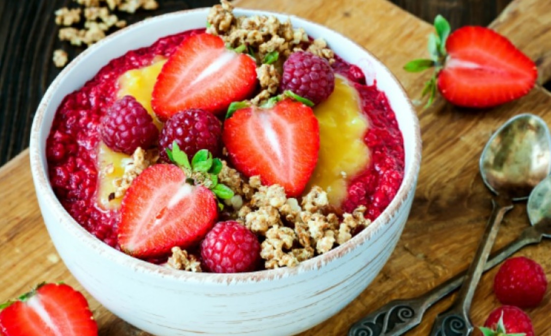 »Smoothie bowl« z mangom in malinami