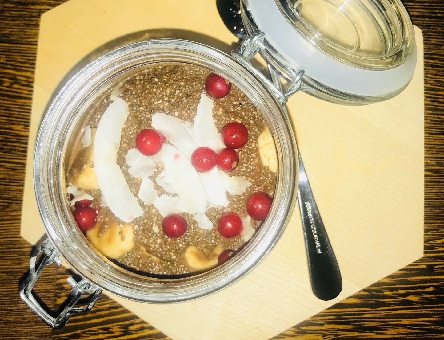Čokoladni chia puding z banano in kokosom