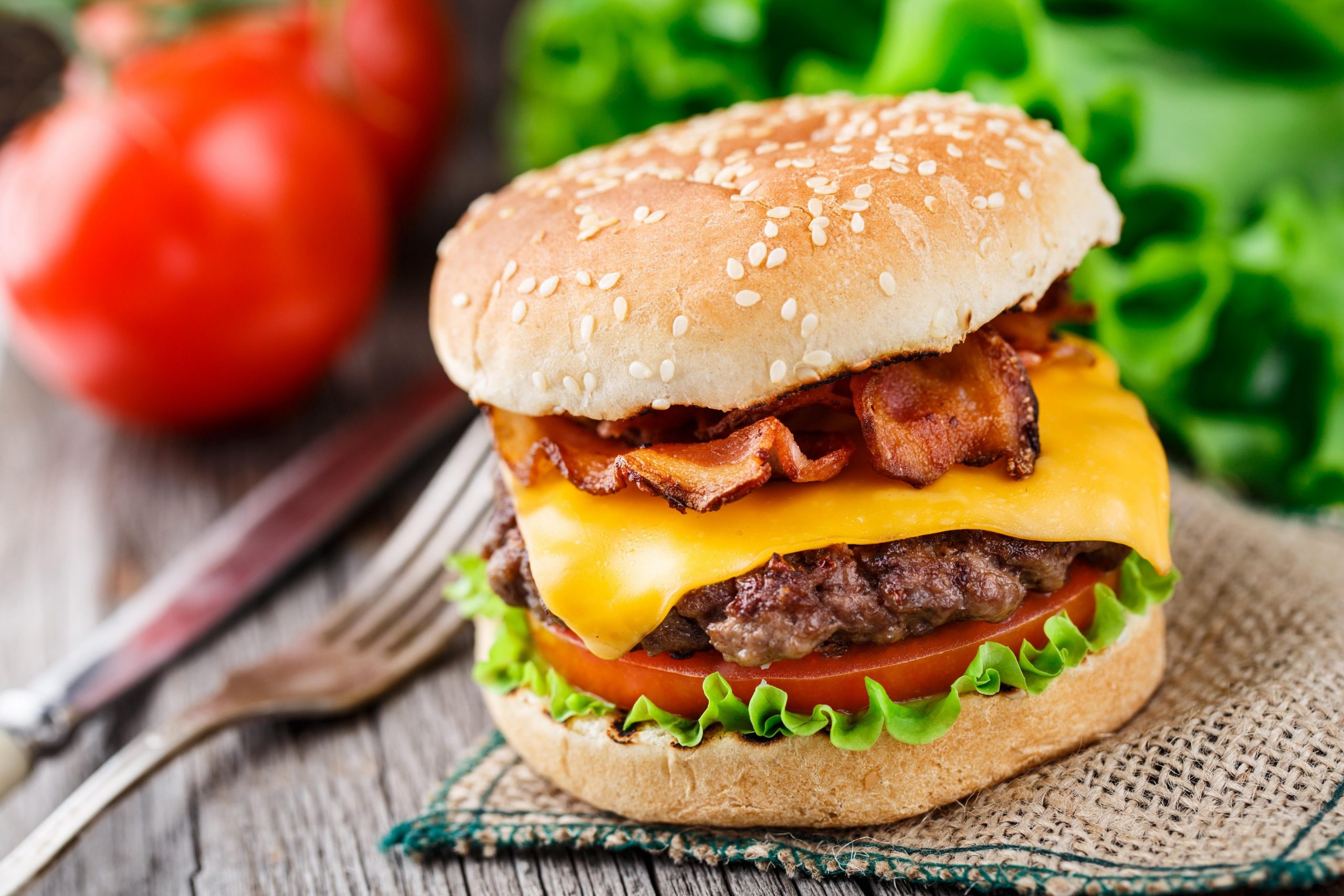 Hamburger s sirom