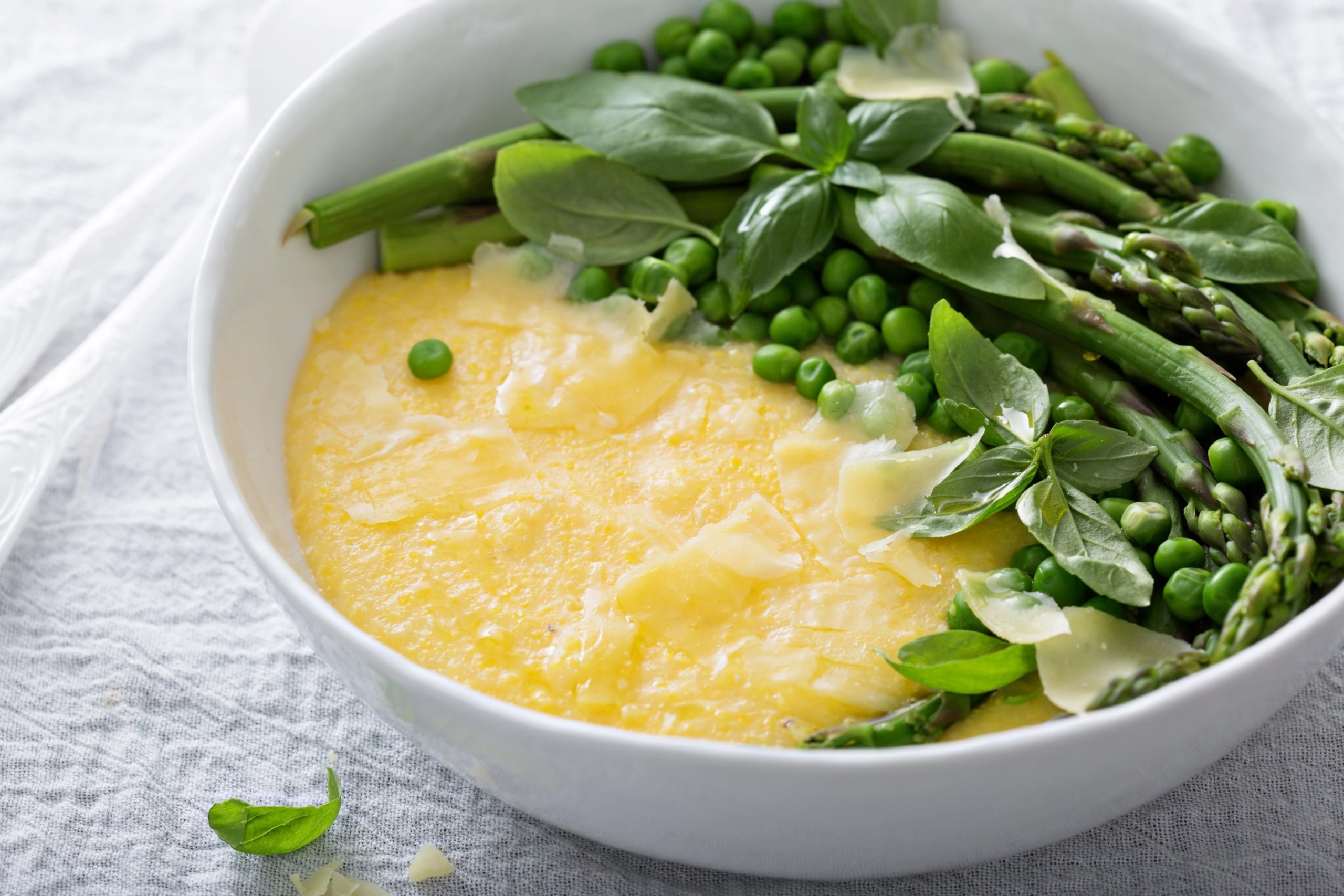 Polenta s sirom in zelenjavo iz ekološke pridelave