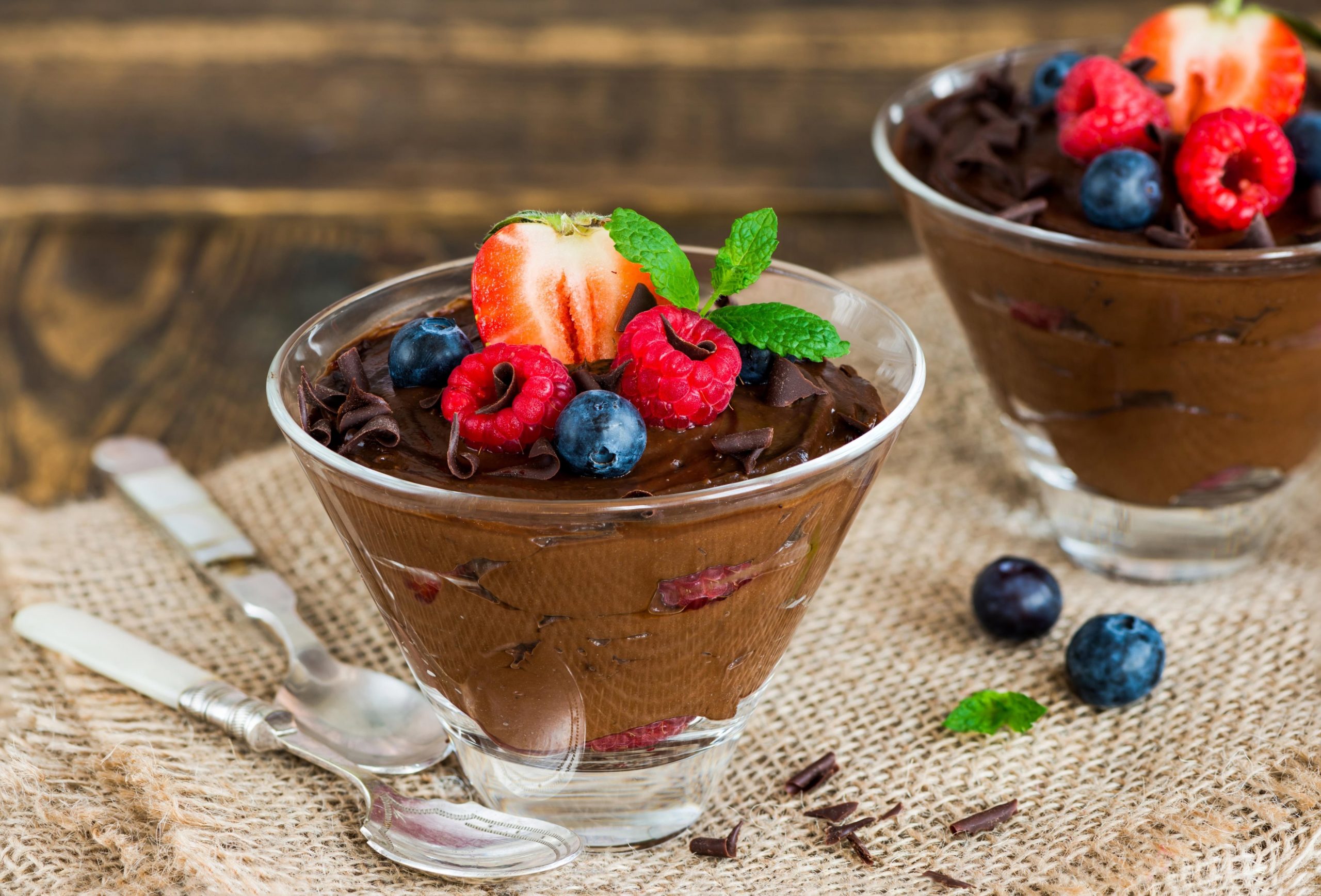Veganski čokoladni mousse z jagodičevjem