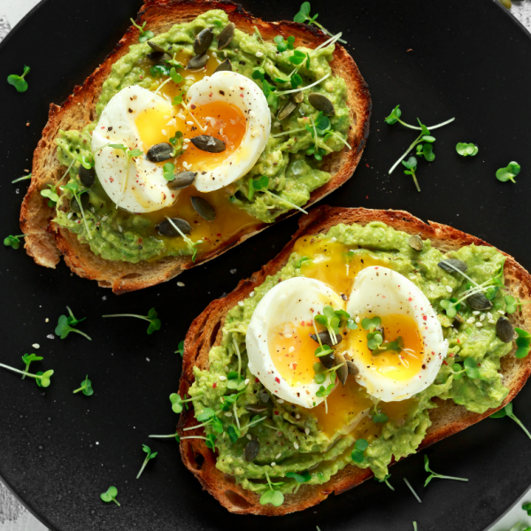 Toast z avokadom in mehko kuhanim jajcem