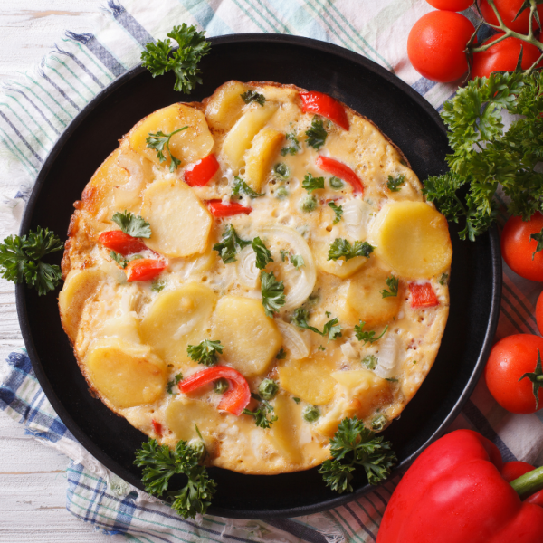 Krompirjeva tortilja s sirom, paradižnikom in začimbami