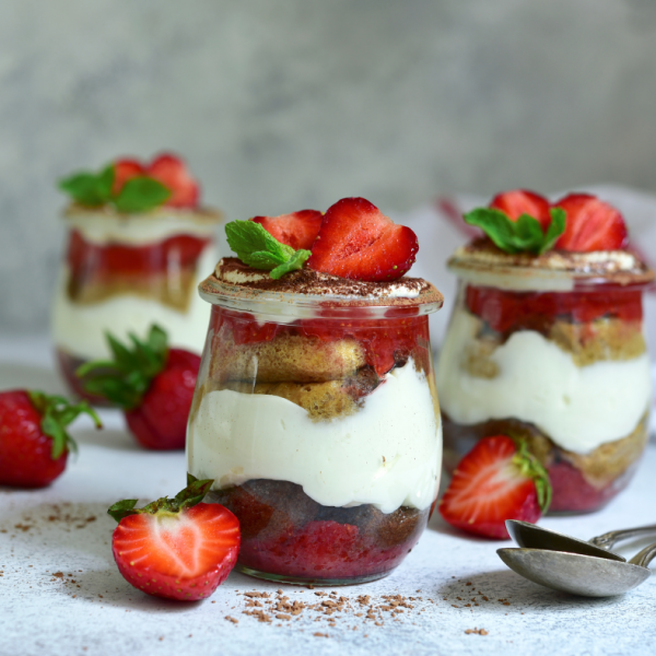 Jagodni tiramisu v kozarcu