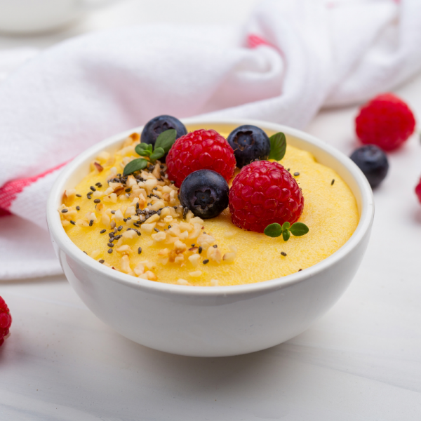 Polenta s sadjem, mandlji in chia semeni