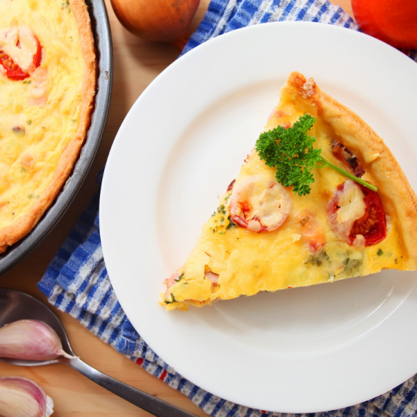 Quiche z bučkami in češnjevimi paradižniki