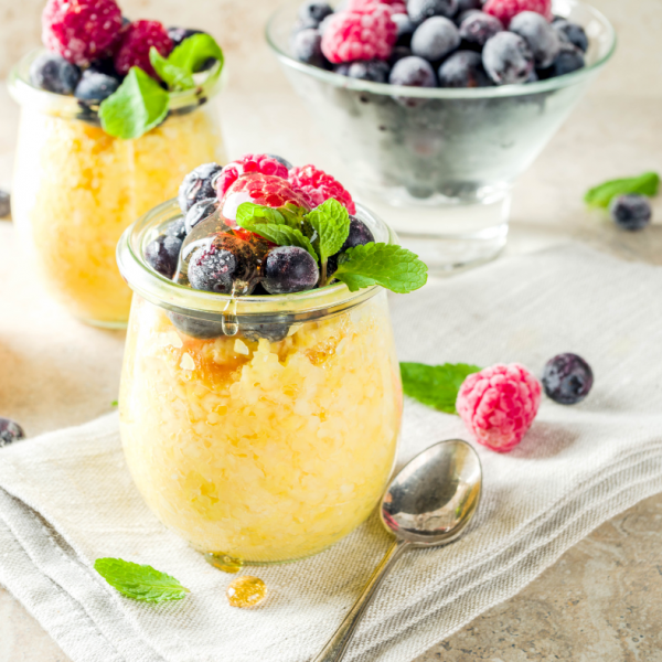 Sladka polenta z malinami in borovnicami