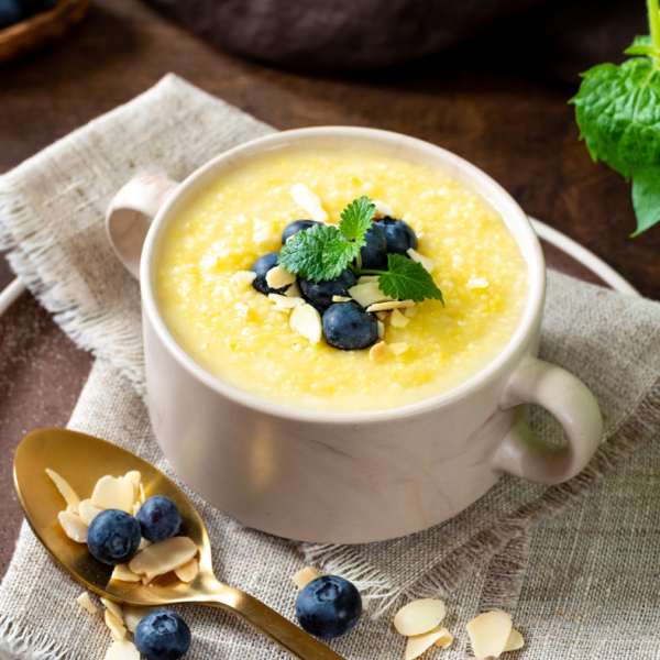 Polenta z borovnicami in mandlji