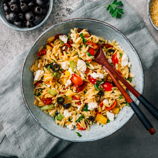 Grška orzo solata