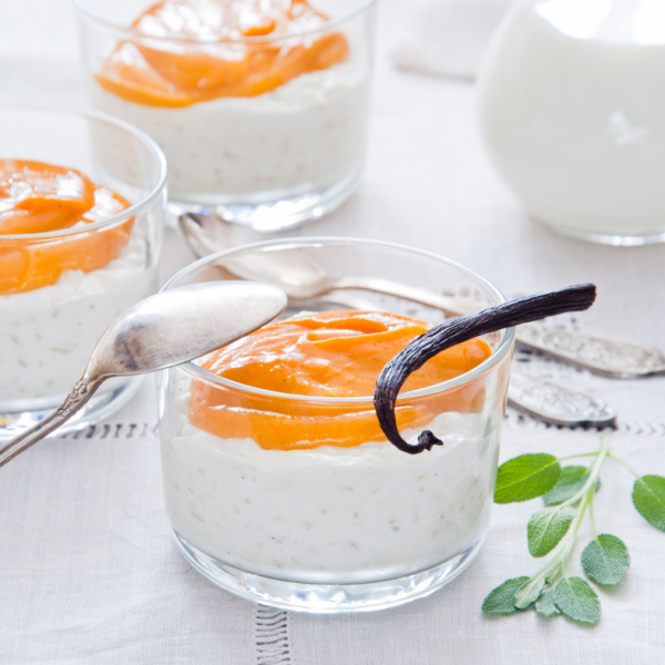 Rižev puding s kokosom in mangom