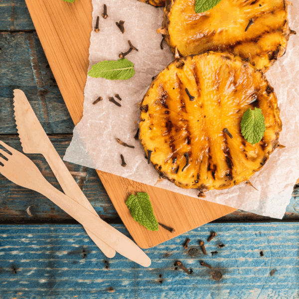 Griliran ananas z medom in cimetom