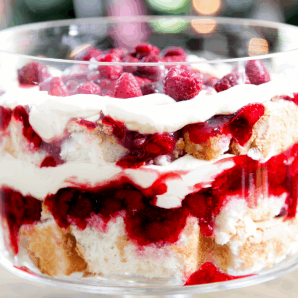 Veganski malinov trifle v plasteh